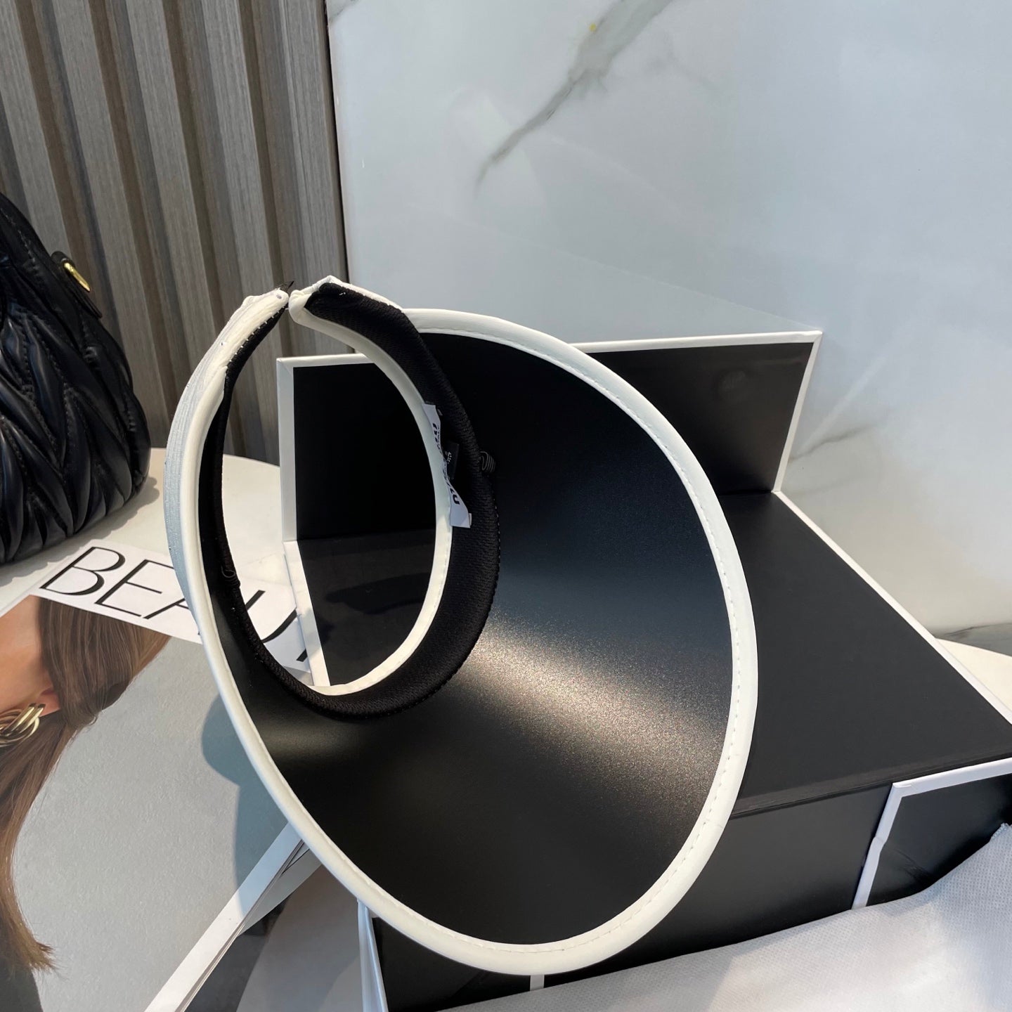 MM FASHION VISOR CAP IN WHITE MIX BLACK FABRIC