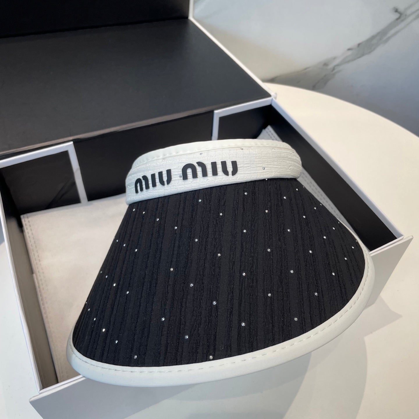 MM FASHION VISOR CAP IN WHITE MIX BLACK FABRIC