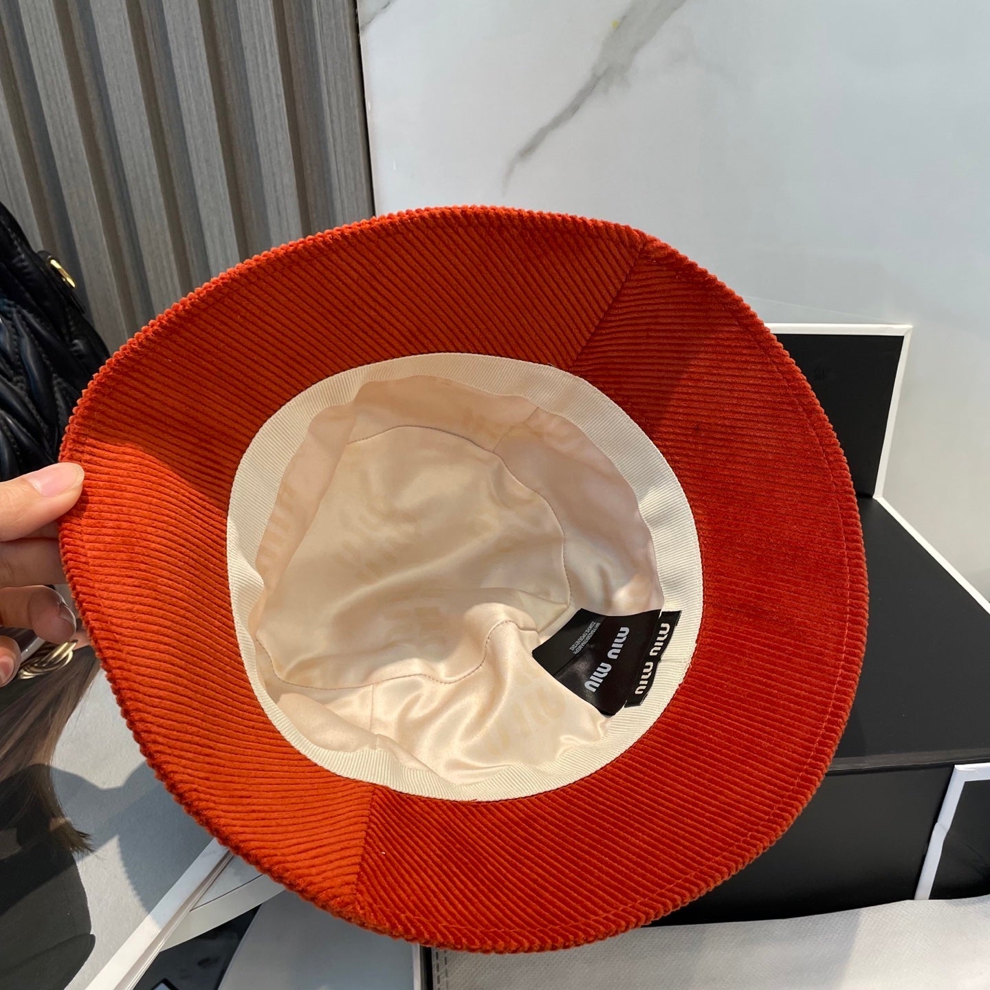 MM BUCKET IN ORANGE VELVET WITH LOGO