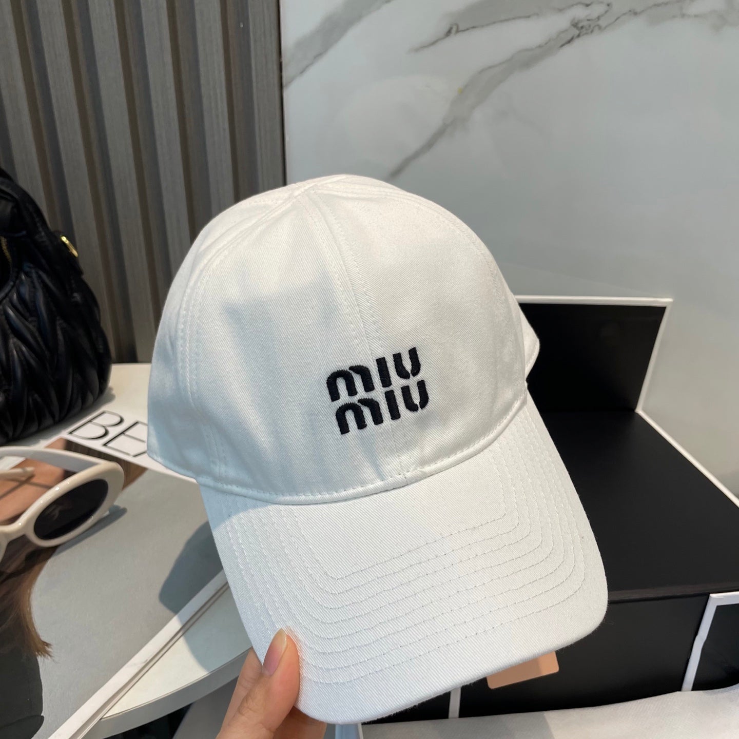 MM BASEBALL CAP IN WHITE FABRIC BRAND EMBROIDERY