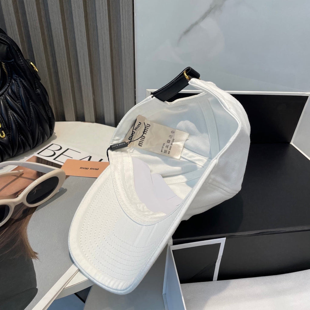 MM BASEBALL CAP IN WHITE FABRIC BRAND EMBROIDERY