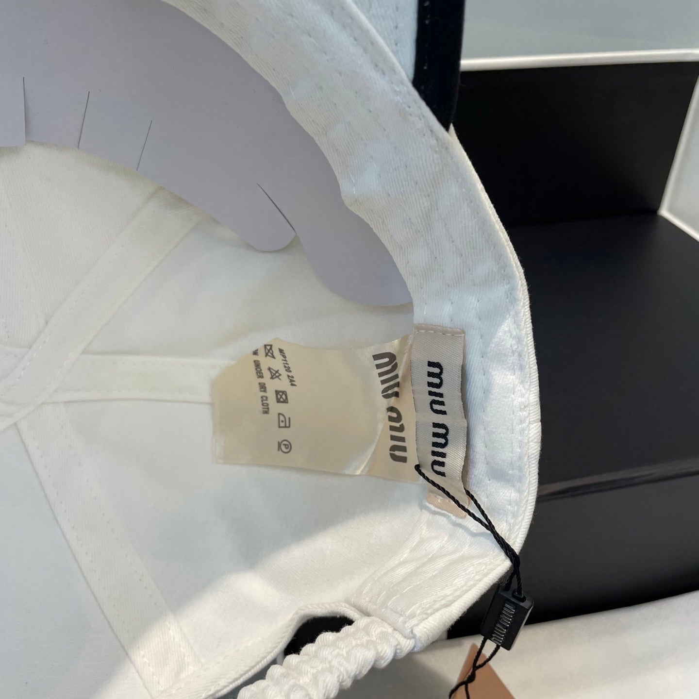 MM BASEBALL CAP IN WHITE AND BLACK FABRIC STYLE 1