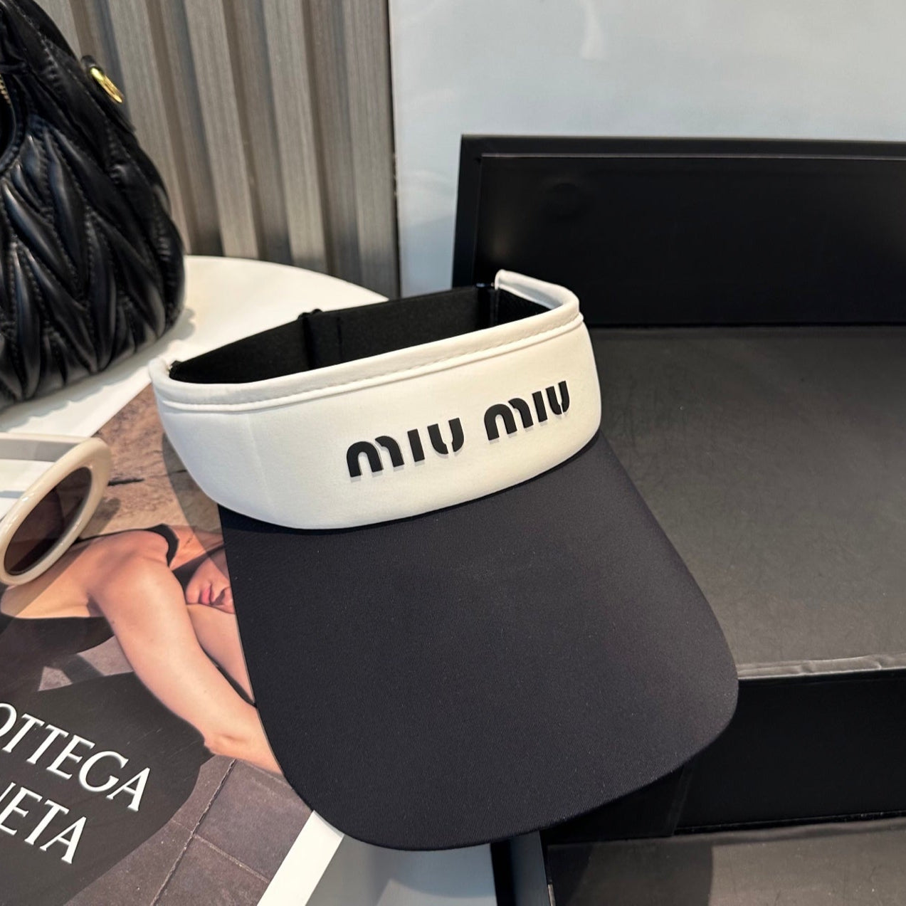 MM SPORT VISOR CAP IN BLACK MIX WHITE FABRIC