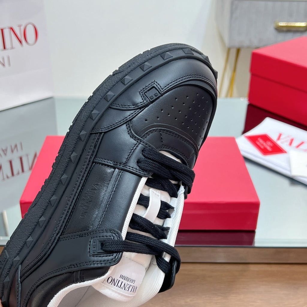 VALENTINO 25S GARAVANI FREEDOTS SNEAKERS IN BLACK LAMBSKIN