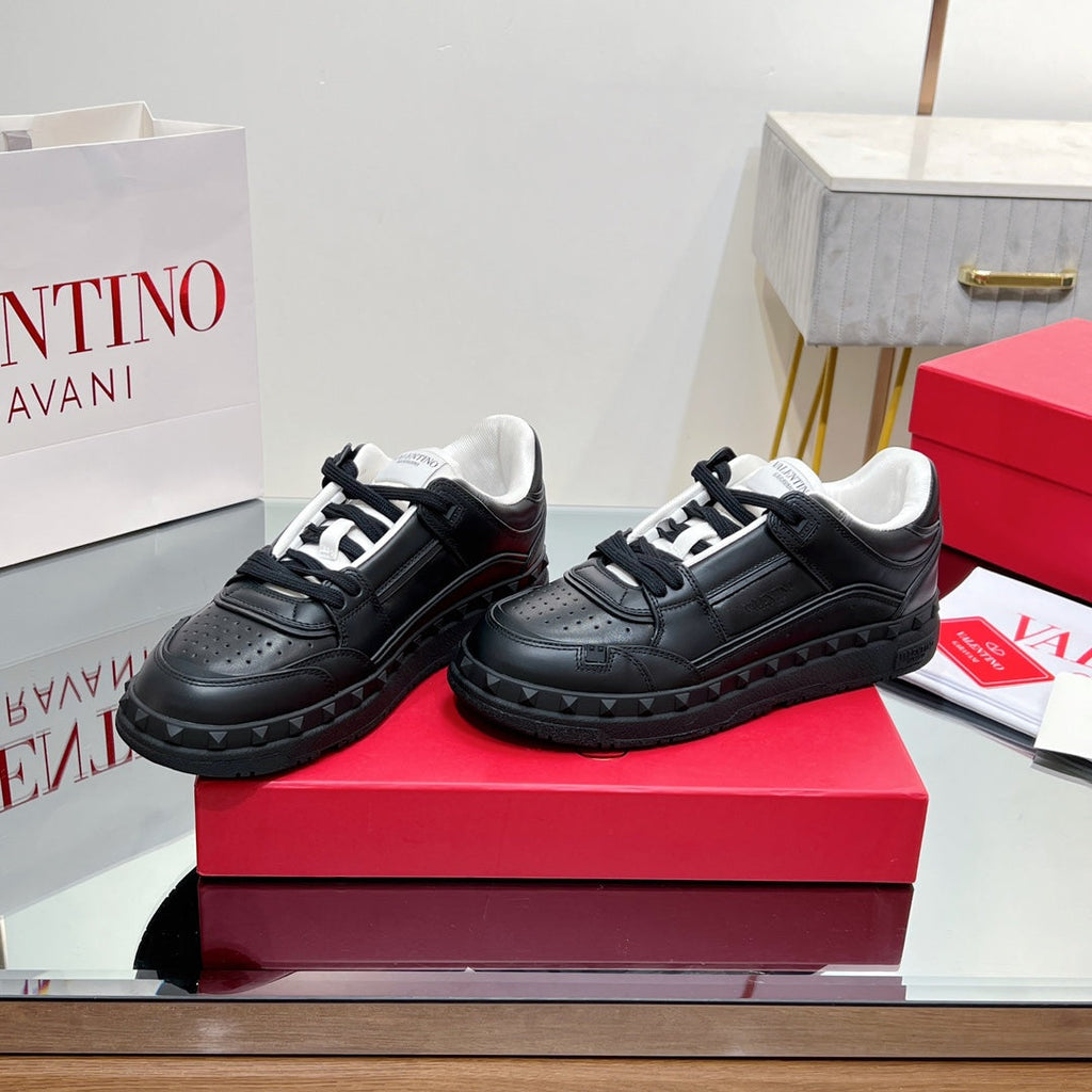 VALENTINO 25S GARAVANI FREEDOTS SNEAKERS IN BLACK LAMBSKIN