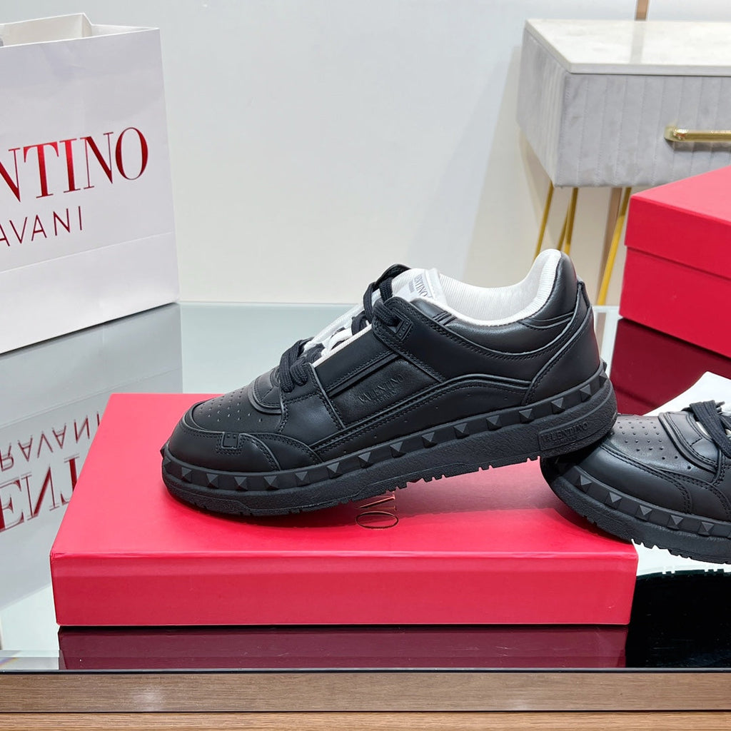 VALENTINO 25S GARAVANI FREEDOTS SNEAKERS IN BLACK LAMBSKIN