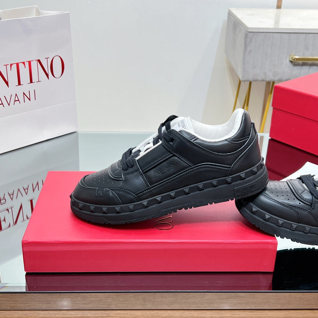 VALENTINO 25S GARAVANI FREEDOTS SNEAKERS IN BLACK LAMBSKIN