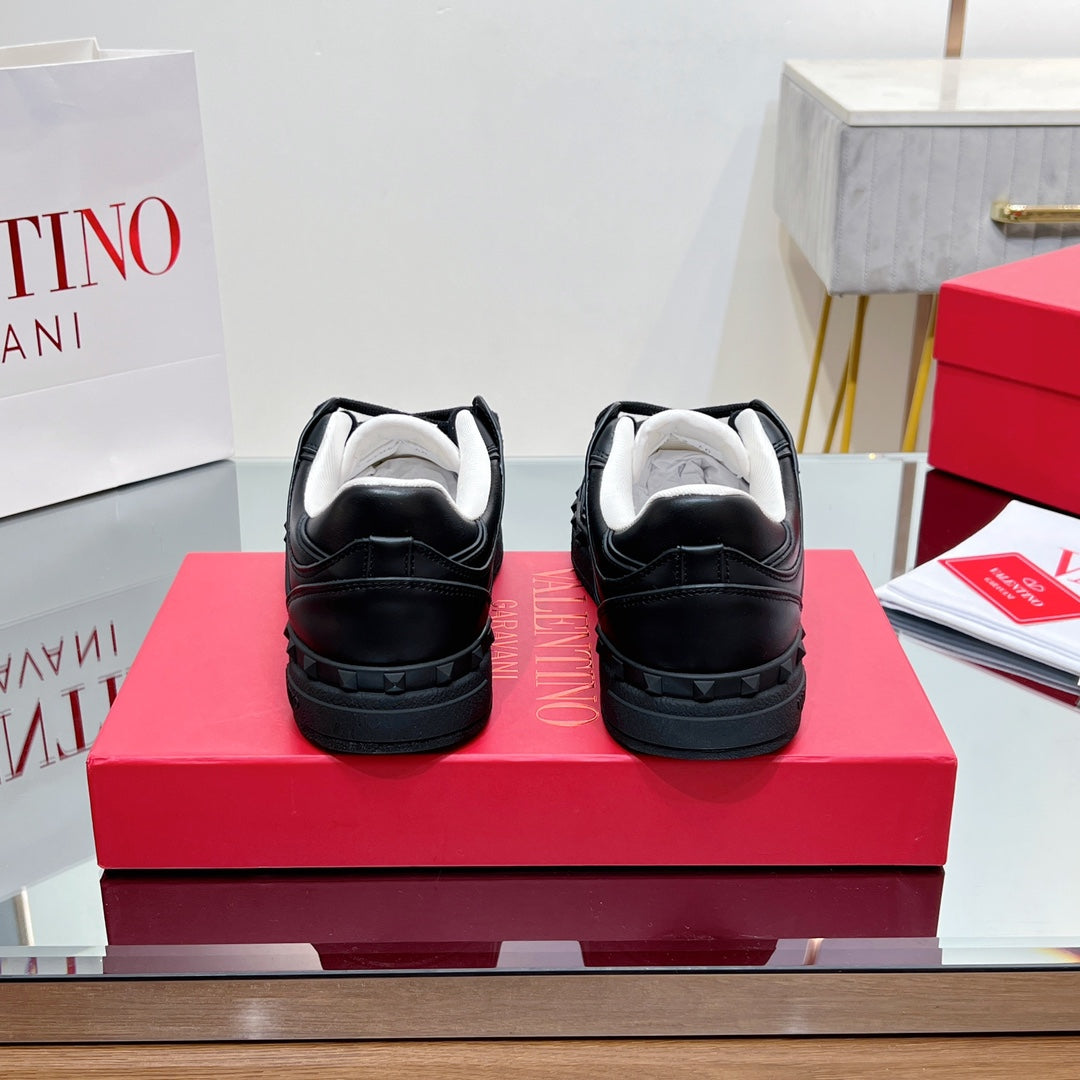 VALENTINO 25S GARAVANI FREEDOTS SNEAKERS IN BLACK LAMBSKIN