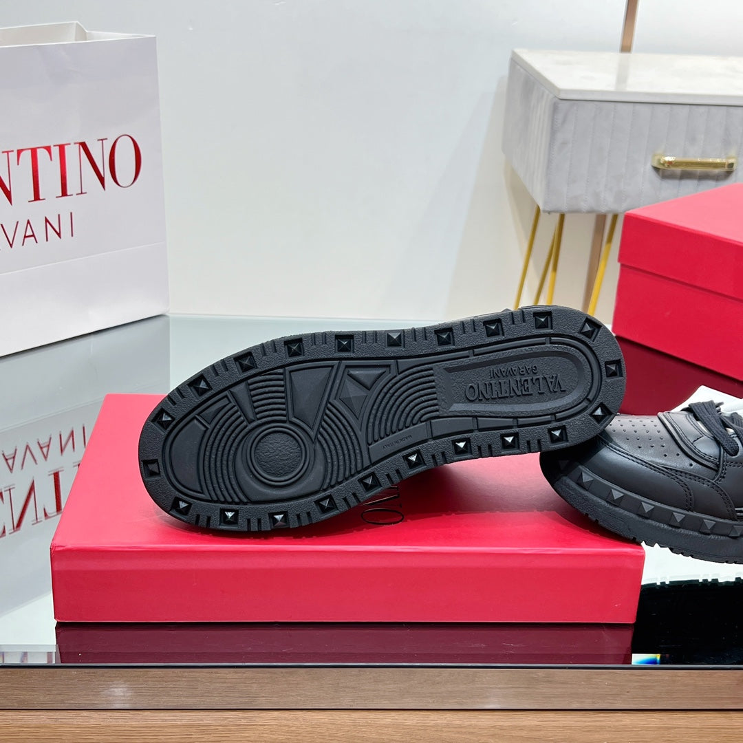 VALENTINO 25S GARAVANI FREEDOTS SNEAKERS IN BLACK LAMBSKIN