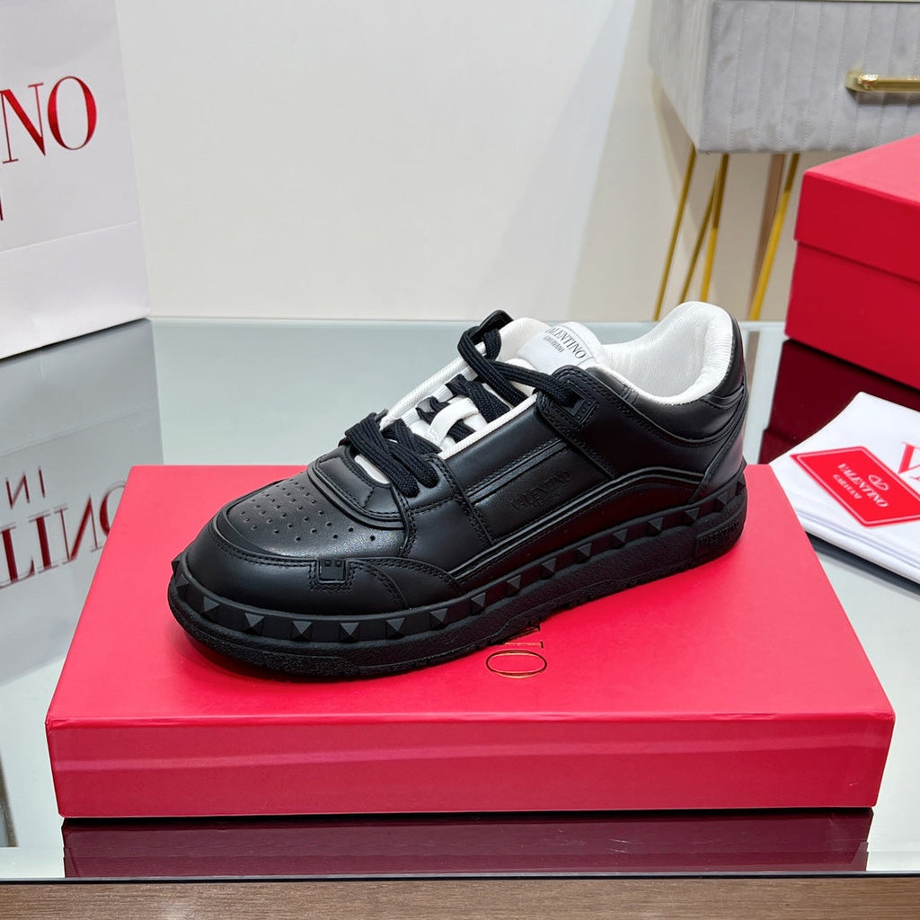 VALENTINO 25S GARAVANI FREEDOTS SNEAKERS IN BLACK LAMBSKIN