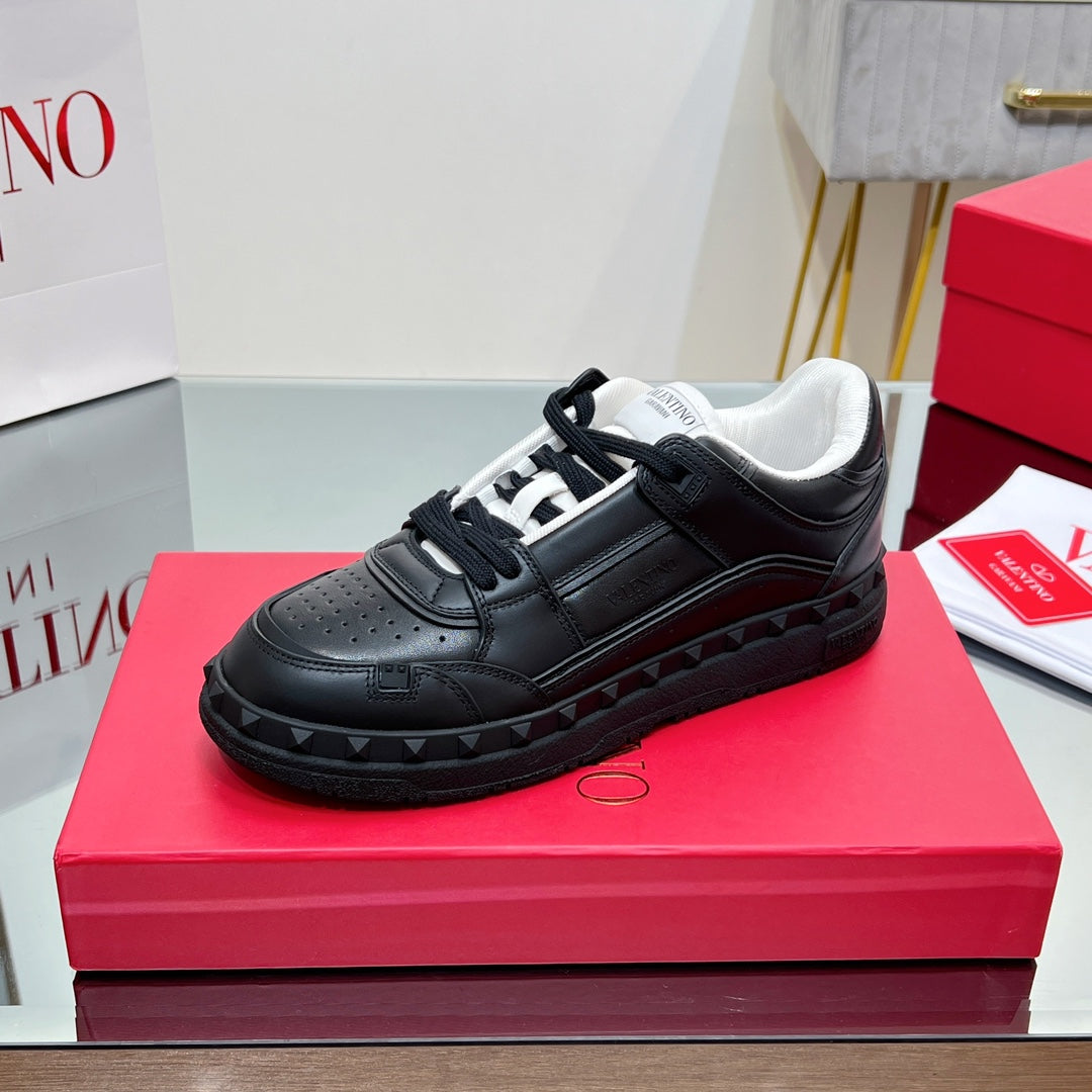 VALENTINO 25S GARAVANI FREEDOTS SNEAKERS IN BLACK LAMBSKIN