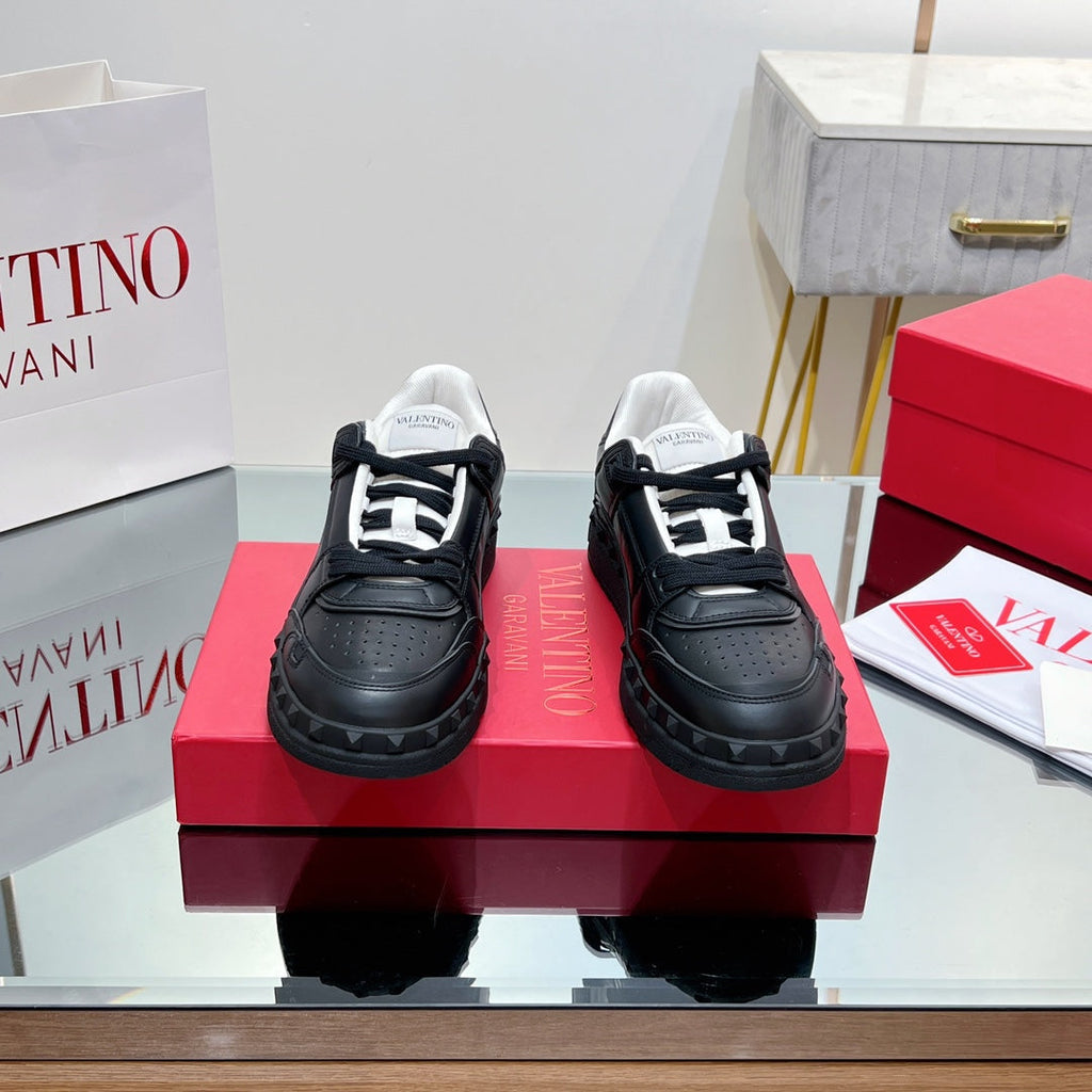 VALENTINO 25S GARAVANI FREEDOTS SNEAKERS IN BLACK LAMBSKIN