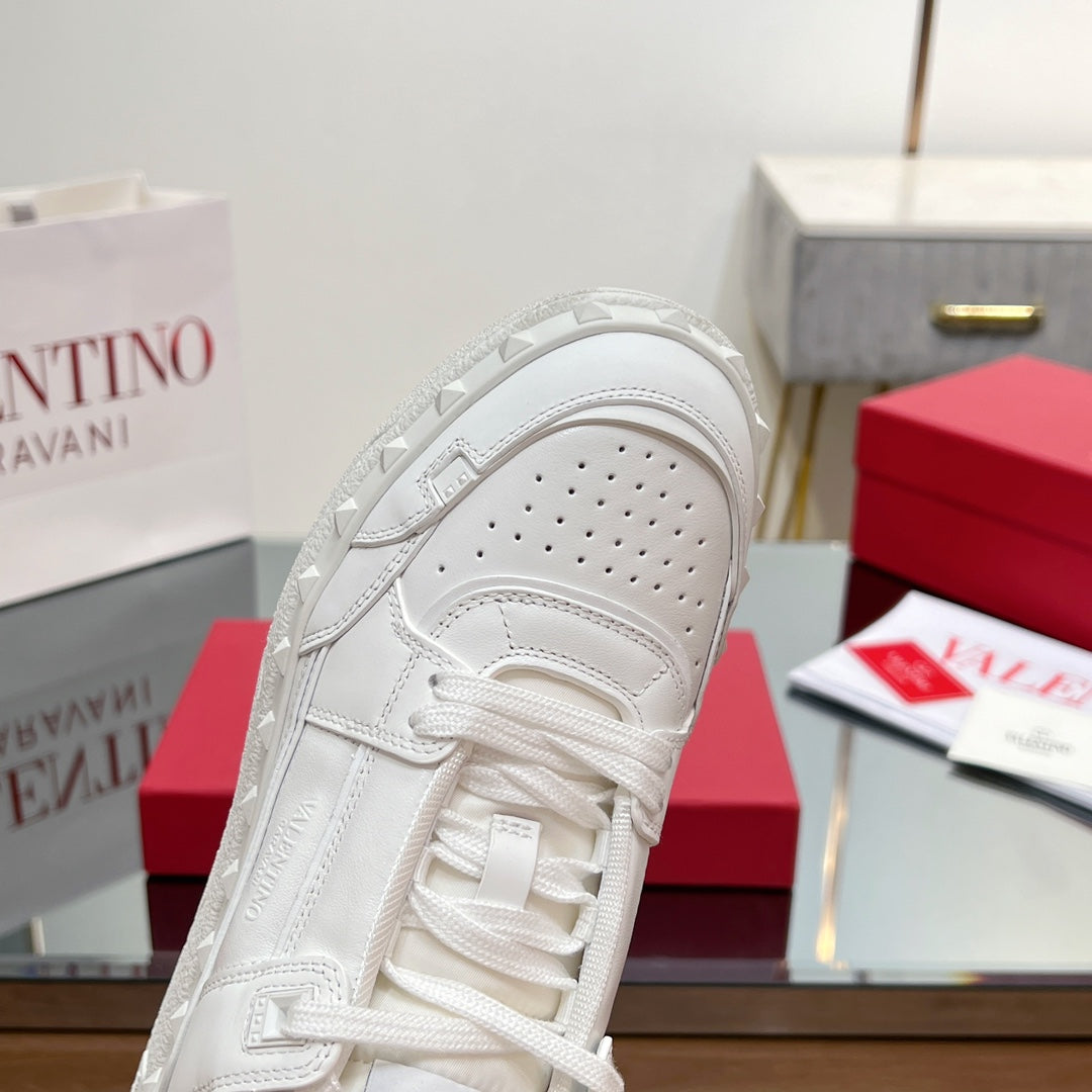VALENTINO 25S GARAVANI FREEDOTS SNEAKERS IN WHITE LAMBSKIN