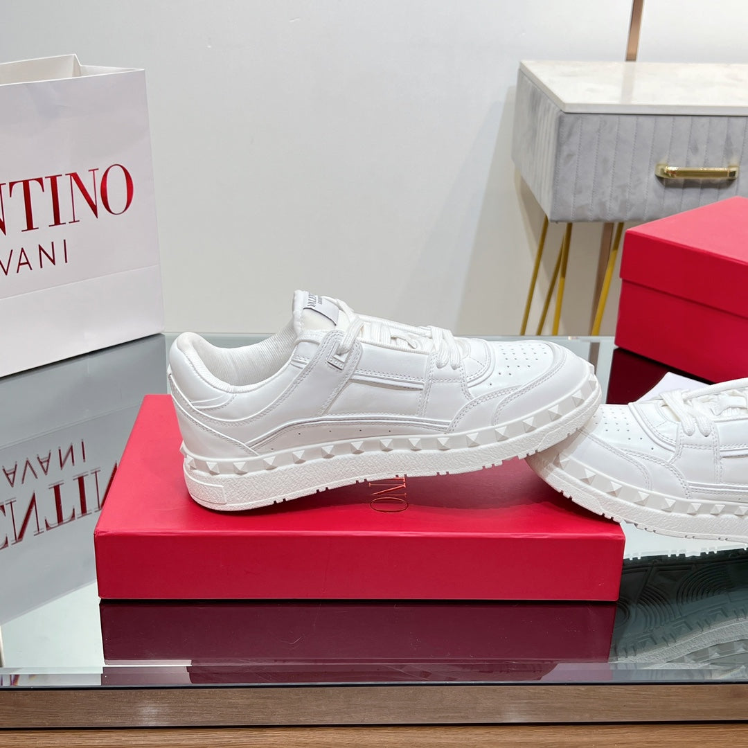 VALENTINO 25S GARAVANI FREEDOTS SNEAKERS IN WHITE LAMBSKIN