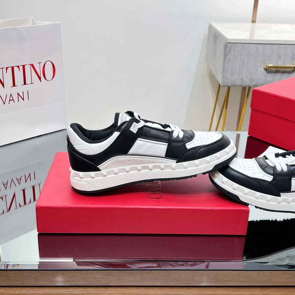 VALENTINO 25S GARAVANI FREEDOTS SNEAKERS IN WHITE MIX BLACK LAMBSKIN