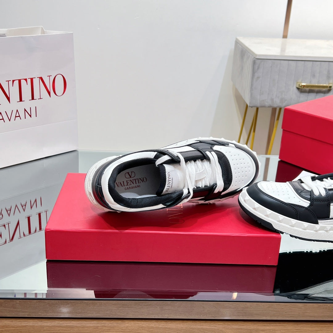 VALENTINO 25S GARAVANI FREEDOTS SNEAKERS IN WHITE MIX BLACK LAMBSKIN