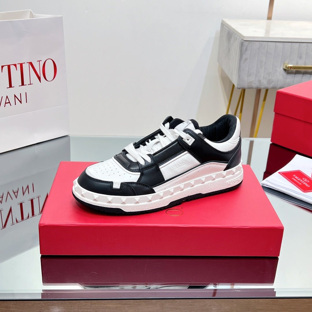 VALENTINO 25S GARAVANI FREEDOTS SNEAKERS IN WHITE MIX BLACK LAMBSKIN