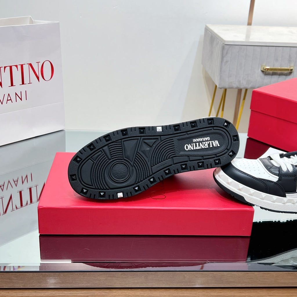 VALENTINO 25S GARAVANI FREEDOTS SNEAKERS IN WHITE MIX BLACK LAMBSKIN