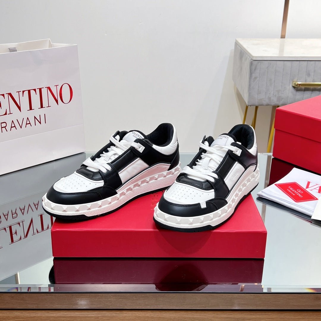 VALENTINO 25S GARAVANI FREEDOTS SNEAKERS IN WHITE MIX BLACK LAMBSKIN