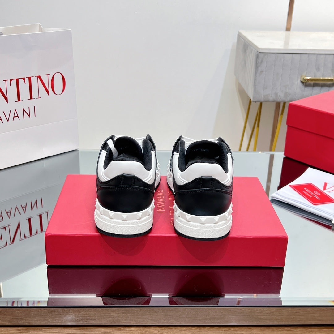 VALENTINO 25S GARAVANI FREEDOTS SNEAKERS IN WHITE MIX BLACK LAMBSKIN