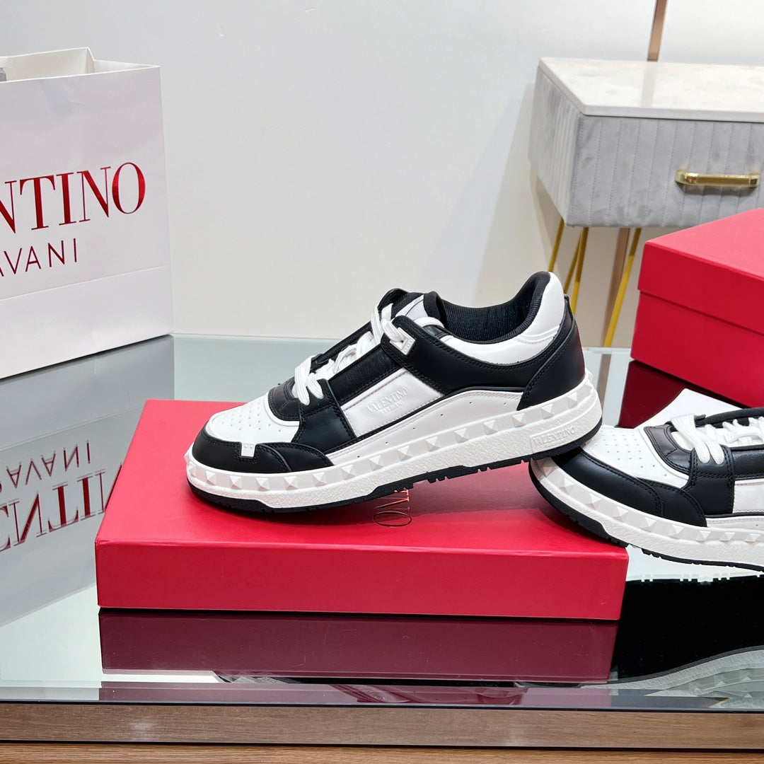 VALENTINO 25S GARAVANI FREEDOTS SNEAKERS IN WHITE MIX BLACK LAMBSKIN
