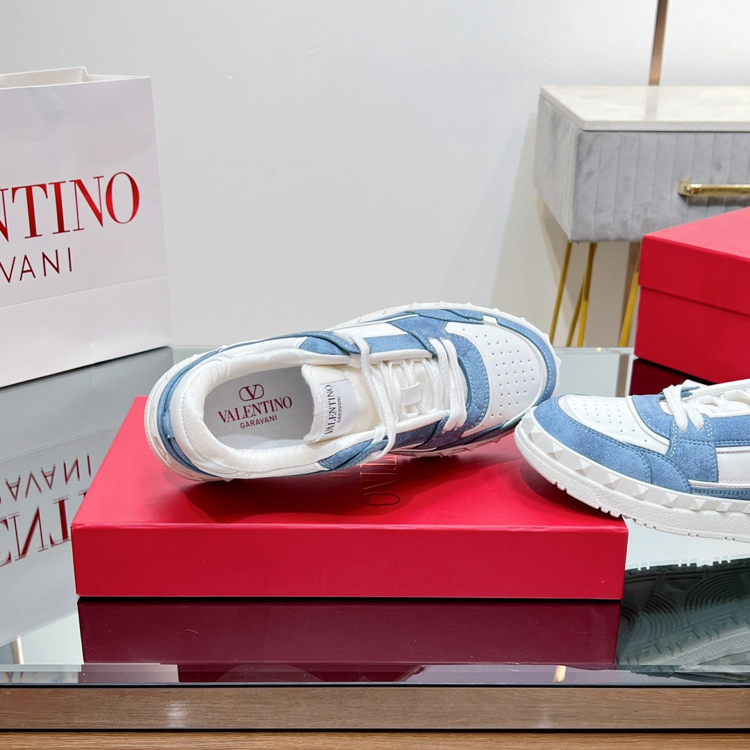 VALENTINO 25S GARAVANI FREEDOTS SNEAKERS IN WHITE LAMBSKIN AND BLUE DENIM