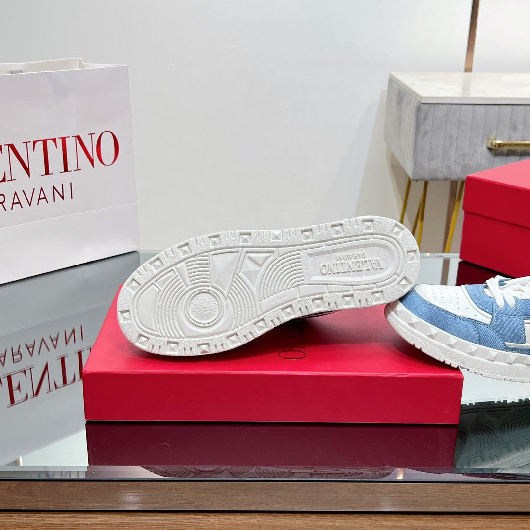 VALENTINO 25S GARAVANI FREEDOTS SNEAKERS IN WHITE LAMBSKIN AND BLUE DENIM