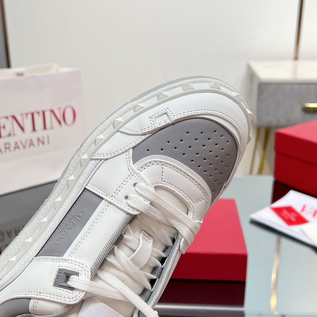 VALENTINO 25S GARAVANI FREEDOTS SNEAKERS IN WHITE MIX GREY LAMBSKIN