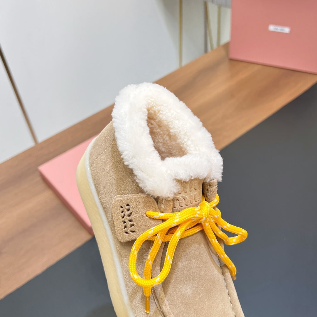 CHUKKA BOOTS IN BEIGE SUEDE WITH WOOL LINING