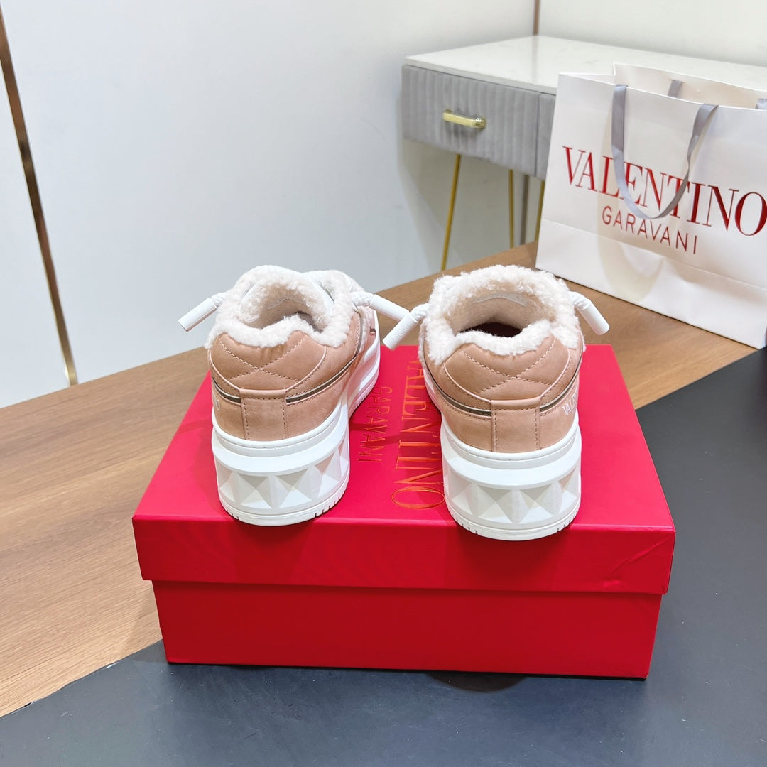 VALENTINO 25S GARAVANI ONE STUD XL PLATFORM SNEAKERS IN LIGHT PINK LAMBSKIN AND WOOL