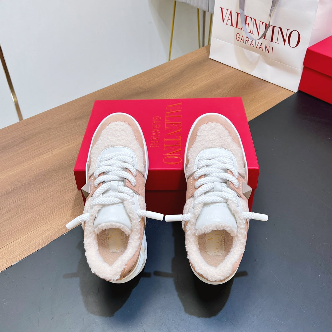 VALENTINO 25S GARAVANI ONE STUD XL PLATFORM SNEAKERS IN LIGHT PINK LAMBSKIN AND WOOL