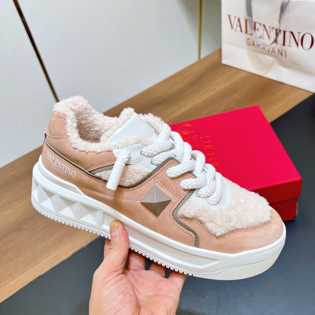 VALENTINO 25S GARAVANI ONE STUD XL PLATFORM SNEAKERS IN LIGHT PINK LAMBSKIN AND WOOL