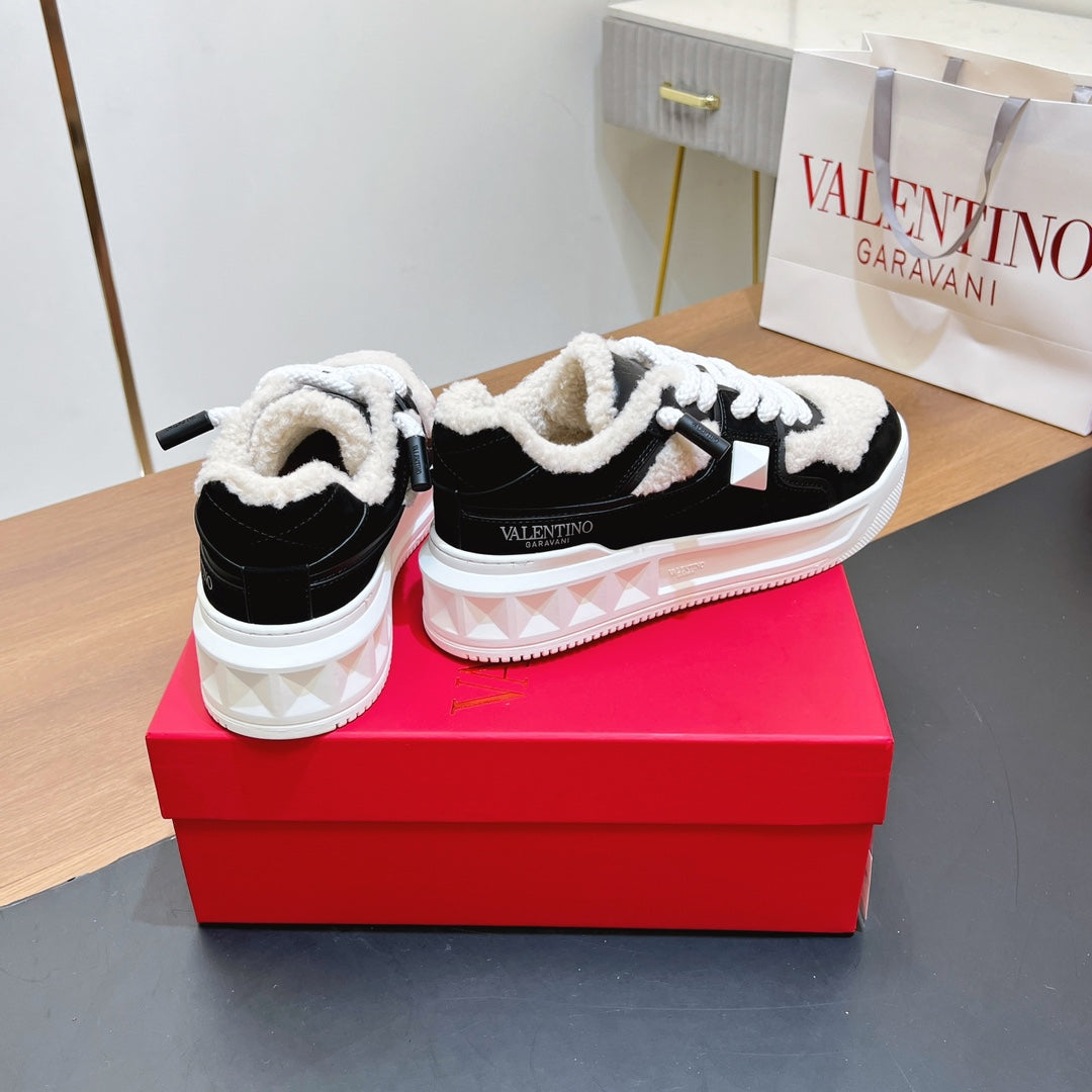 VALENTINO 25S GARAVANI ONE STUD XL PLATFORM SNEAKERS IN BLACK LAMBSKIN AND LIGHT BEIGE WOOL