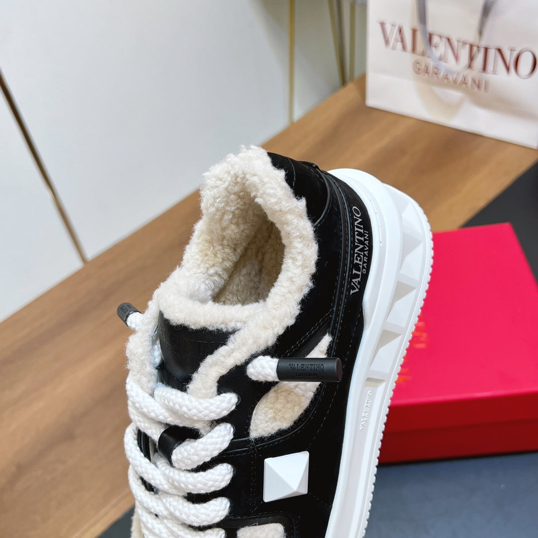 VALENTINO 25S GARAVANI ONE STUD XL PLATFORM SNEAKERS IN BLACK LAMBSKIN AND LIGHT BEIGE WOOL