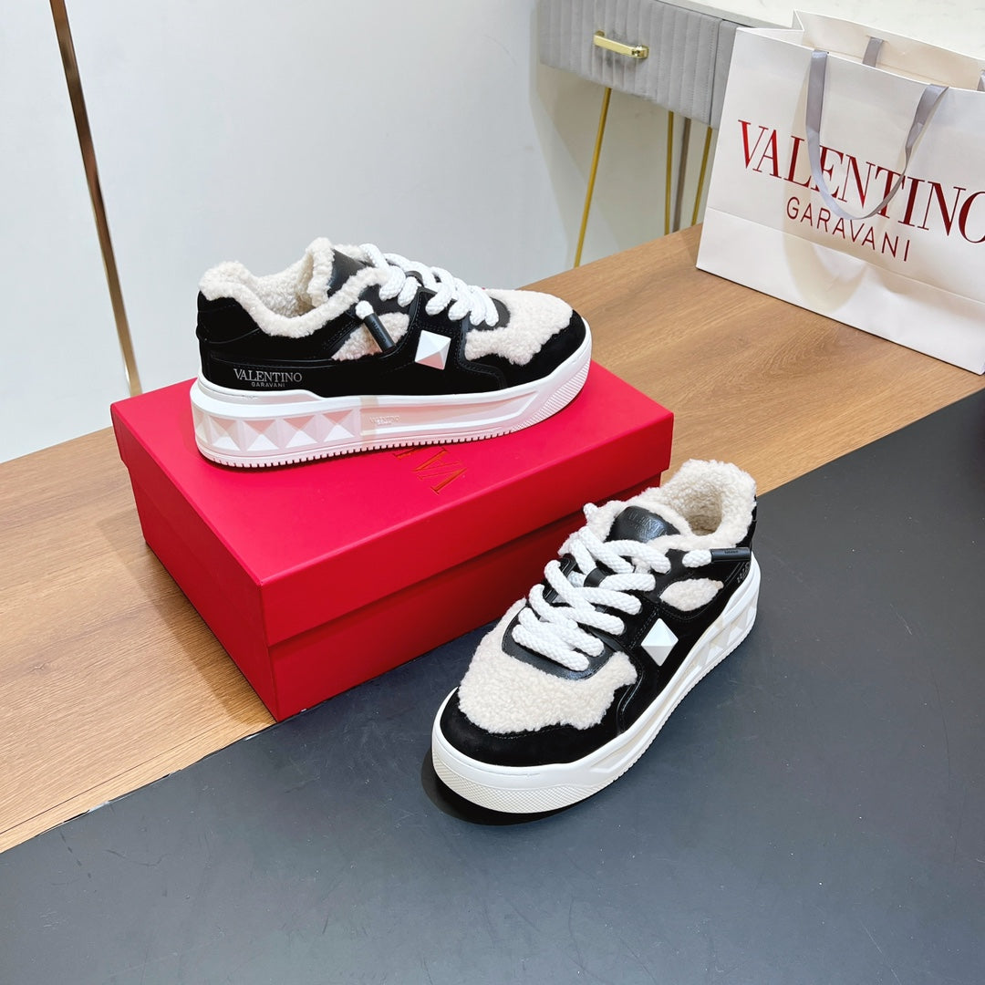 VALENTINO 25S GARAVANI ONE STUD XL PLATFORM SNEAKERS IN BLACK LAMBSKIN AND LIGHT BEIGE WOOL