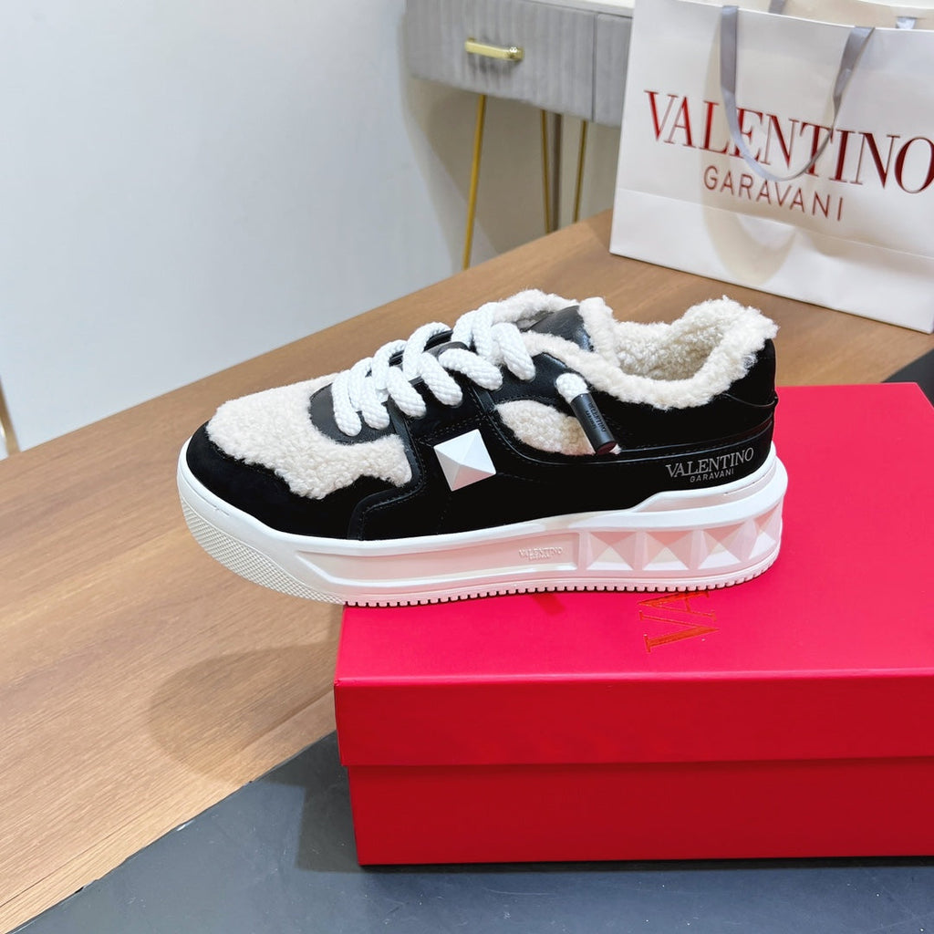 VALENTINO 25S GARAVANI ONE STUD XL PLATFORM SNEAKERS IN BLACK LAMBSKIN AND LIGHT BEIGE WOOL