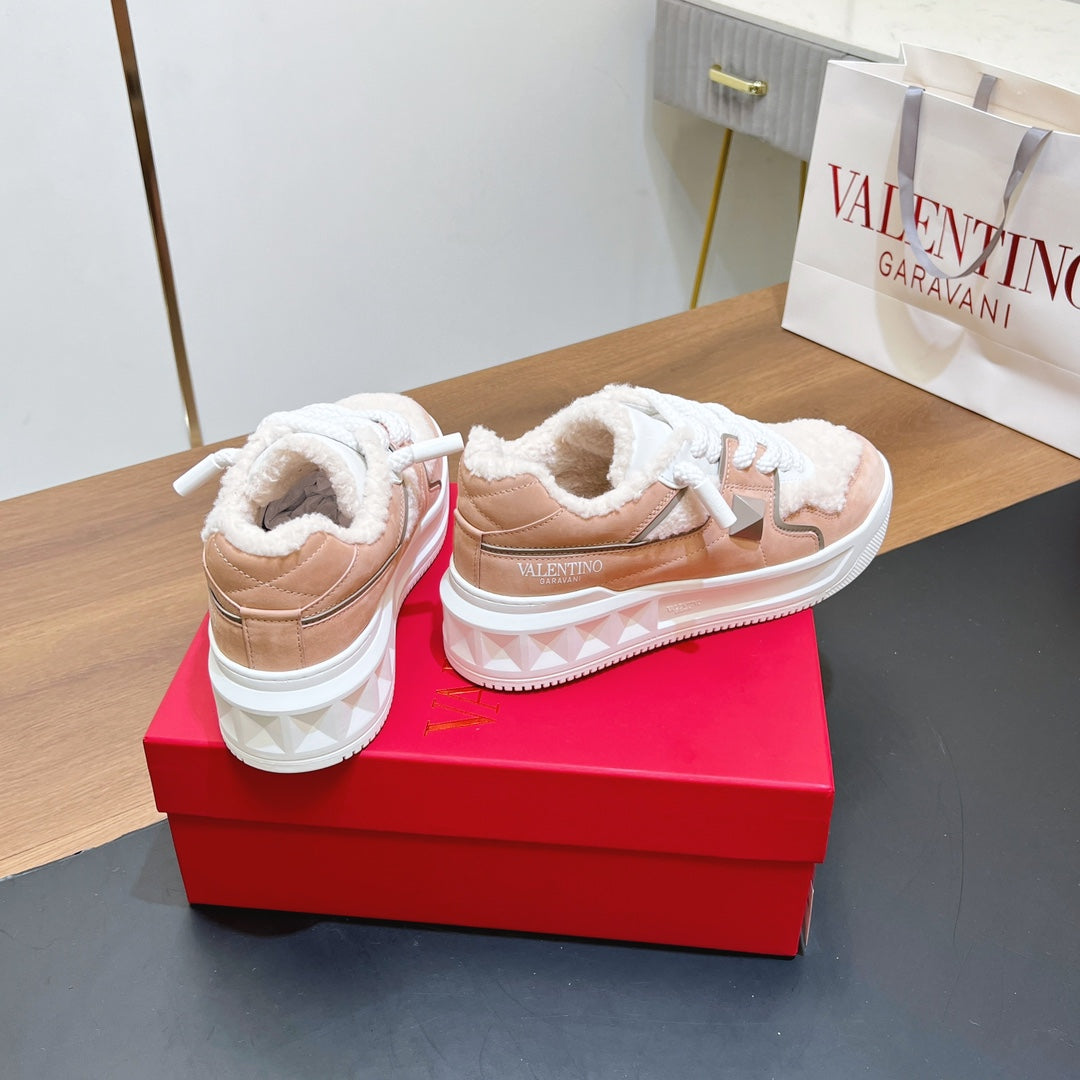 VALENTINO 25S GARAVANI ONE STUD XL PLATFORM SNEAKERS IN LIGHT PINK LAMBSKIN AND WOOL