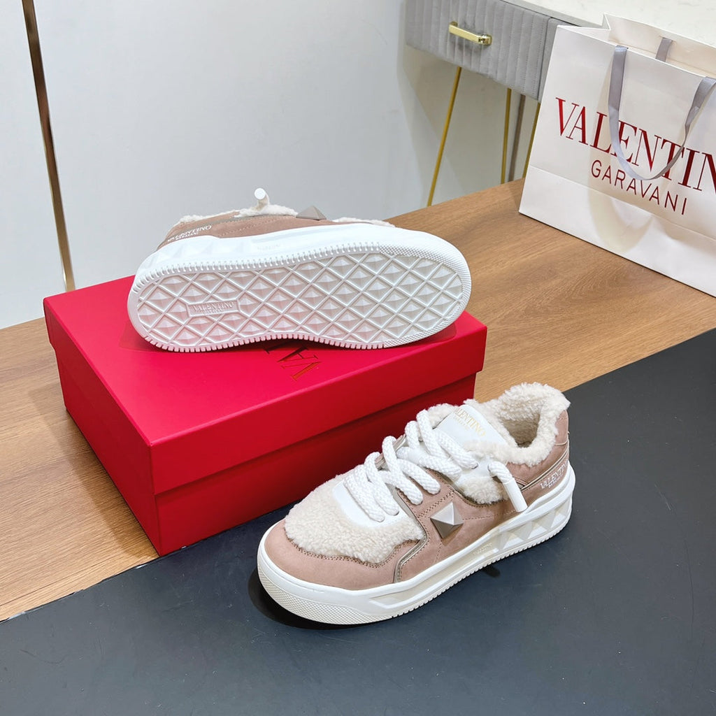 VALENTINO 25S GARAVANI ONE STUD XL PLATFORM SNEAKERS IN LIGHT PINK SUEDE AND CREAM WHITE WOOL