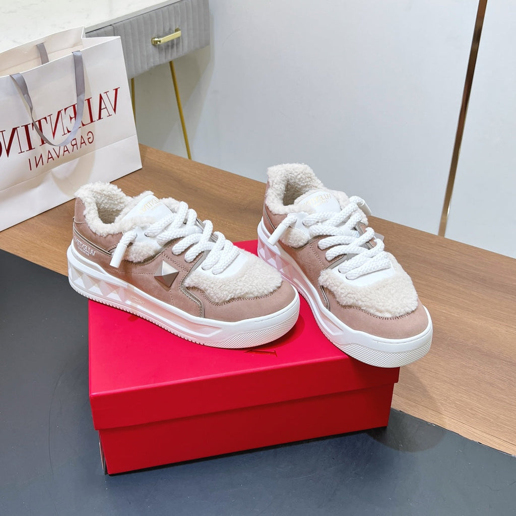 VALENTINO 25S GARAVANI ONE STUD XL PLATFORM SNEAKERS IN LIGHT PINK SUEDE AND CREAM WHITE WOOL