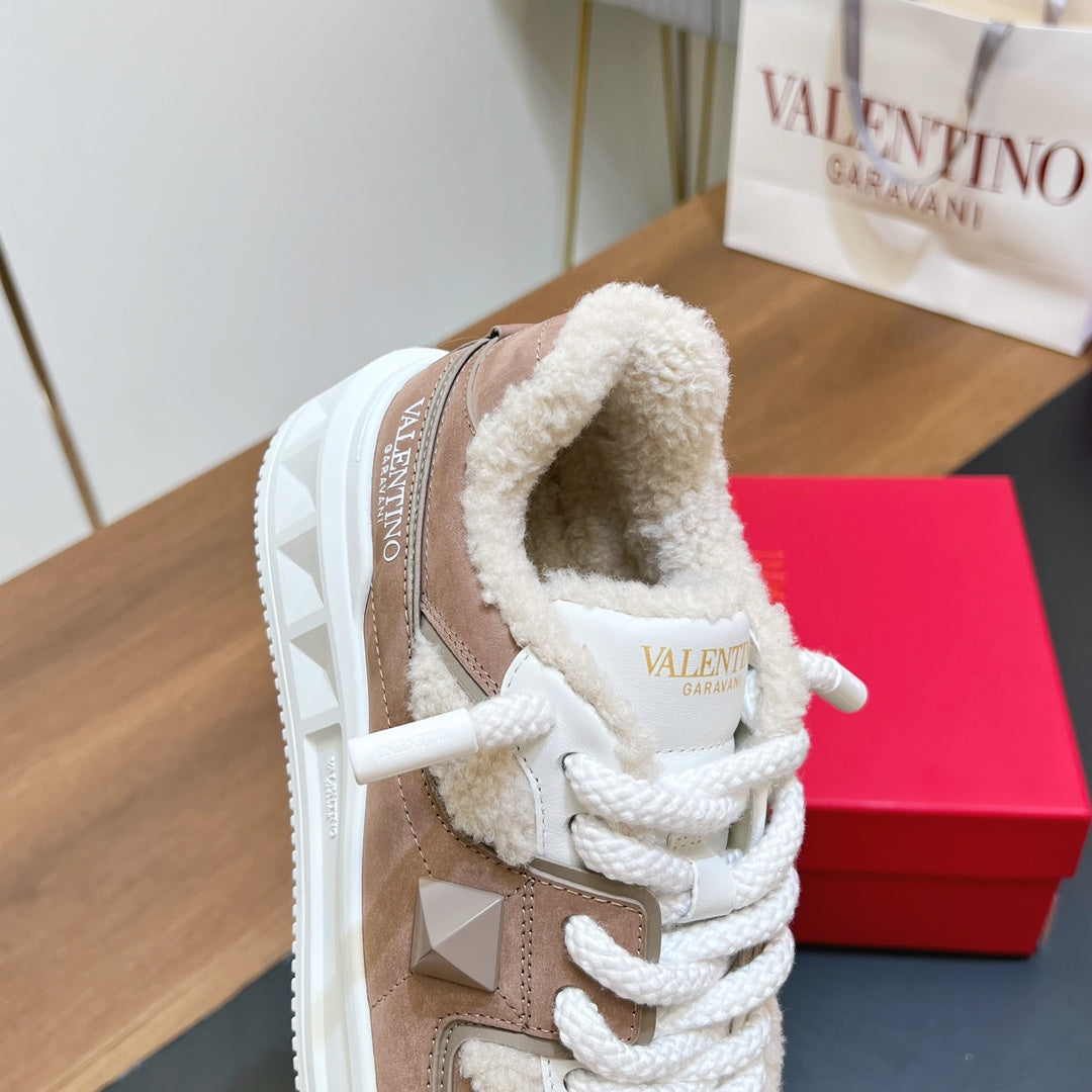 VALENTINO 25S GARAVANI ONE STUD XL PLATFORM SNEAKERS IN LIGHT PINK SUEDE AND CREAM WHITE WOOL