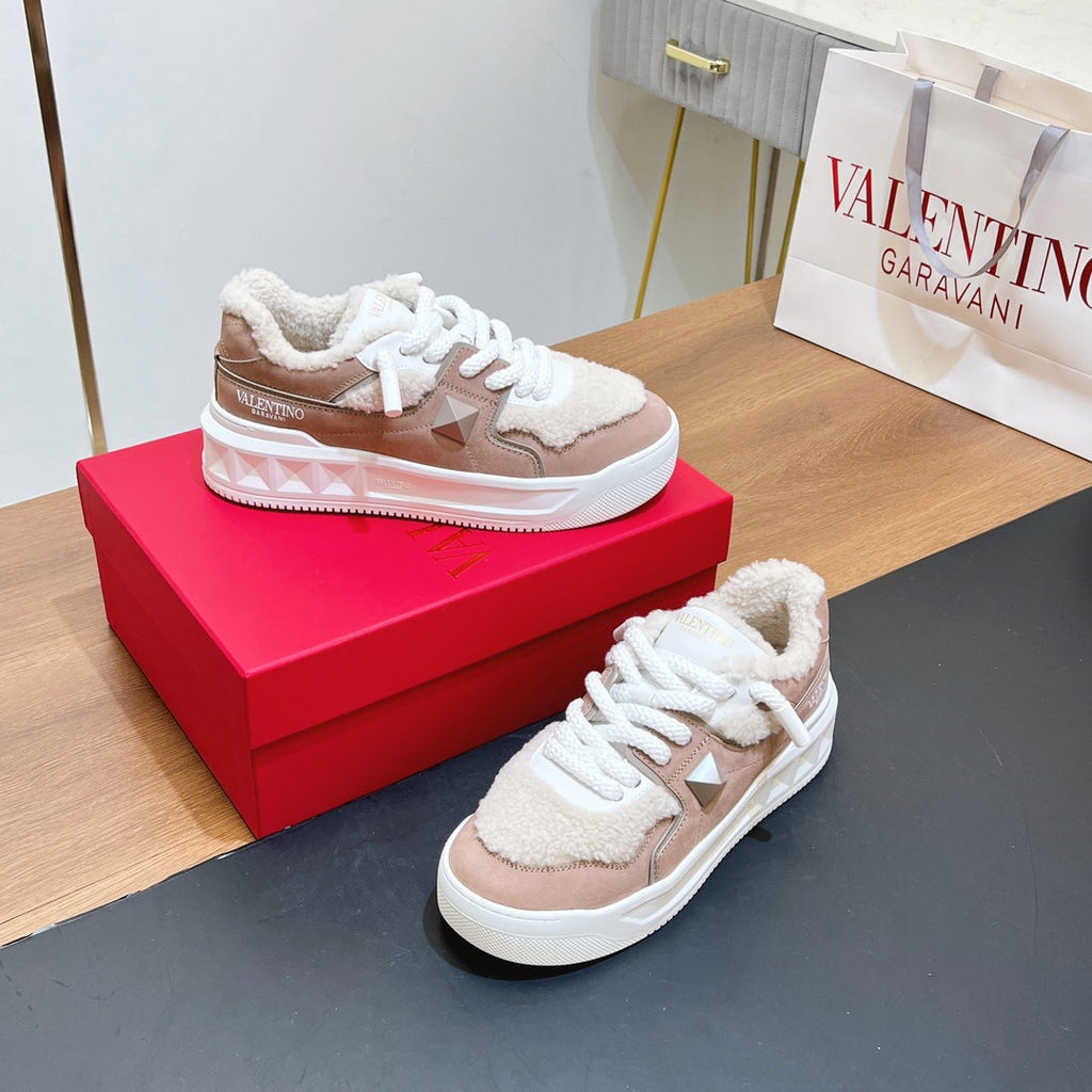 VALENTINO 25S GARAVANI ONE STUD XL PLATFORM SNEAKERS IN LIGHT PINK SUEDE AND CREAM WHITE WOOL