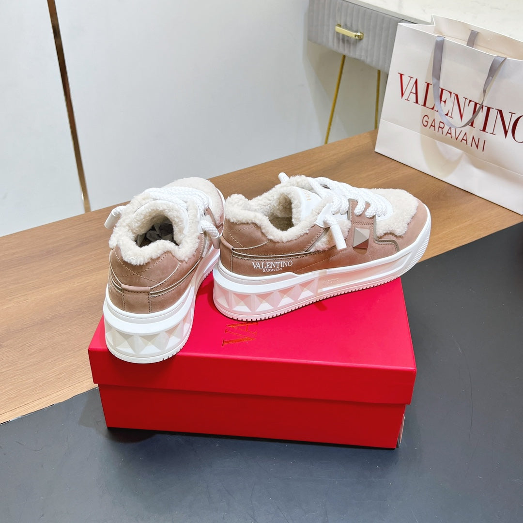 VALENTINO 25S GARAVANI ONE STUD XL PLATFORM SNEAKERS IN LIGHT PINK SUEDE AND CREAM WHITE WOOL
