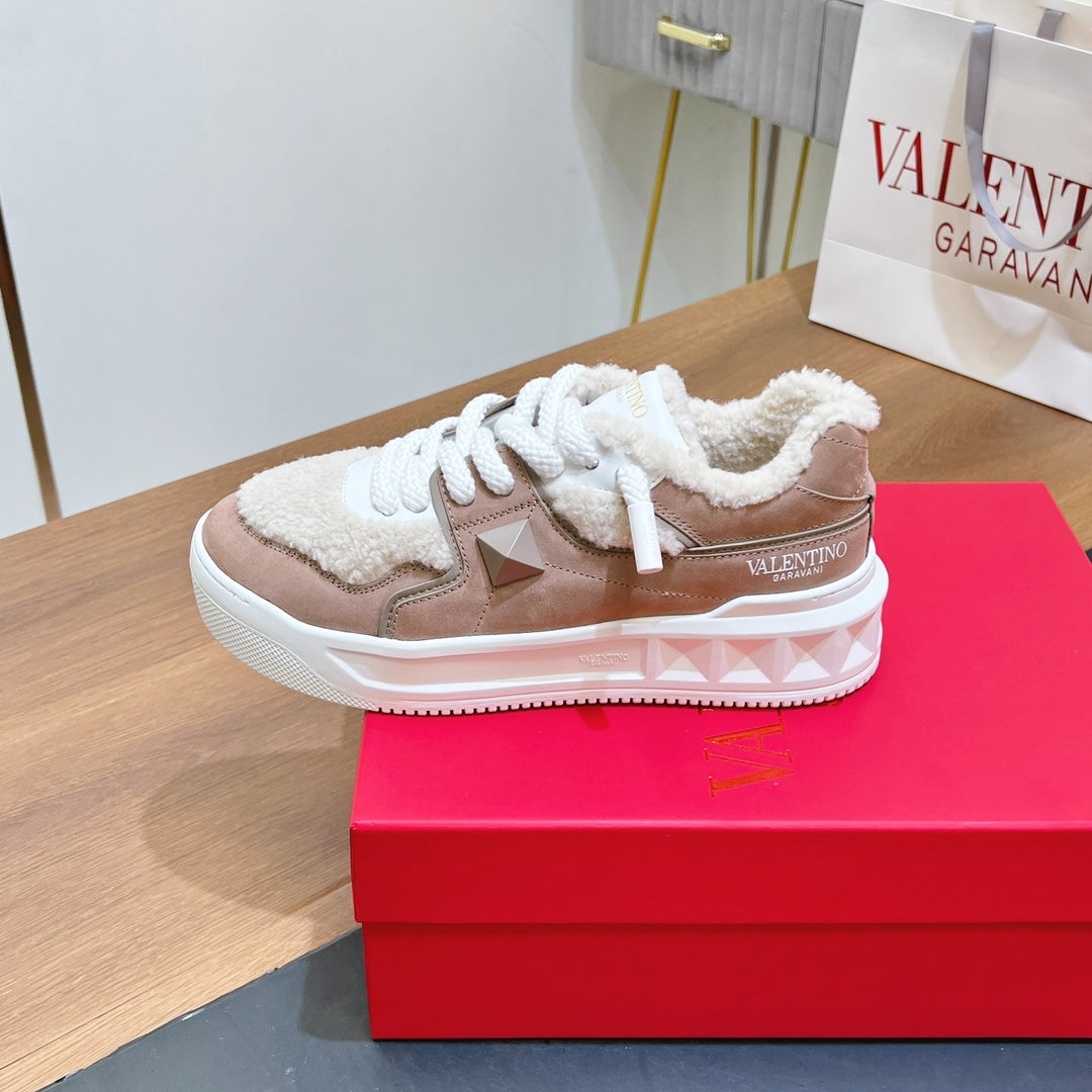 VALENTINO 25S GARAVANI ONE STUD XL PLATFORM SNEAKERS IN LIGHT PINK SUEDE AND CREAM WHITE WOOL