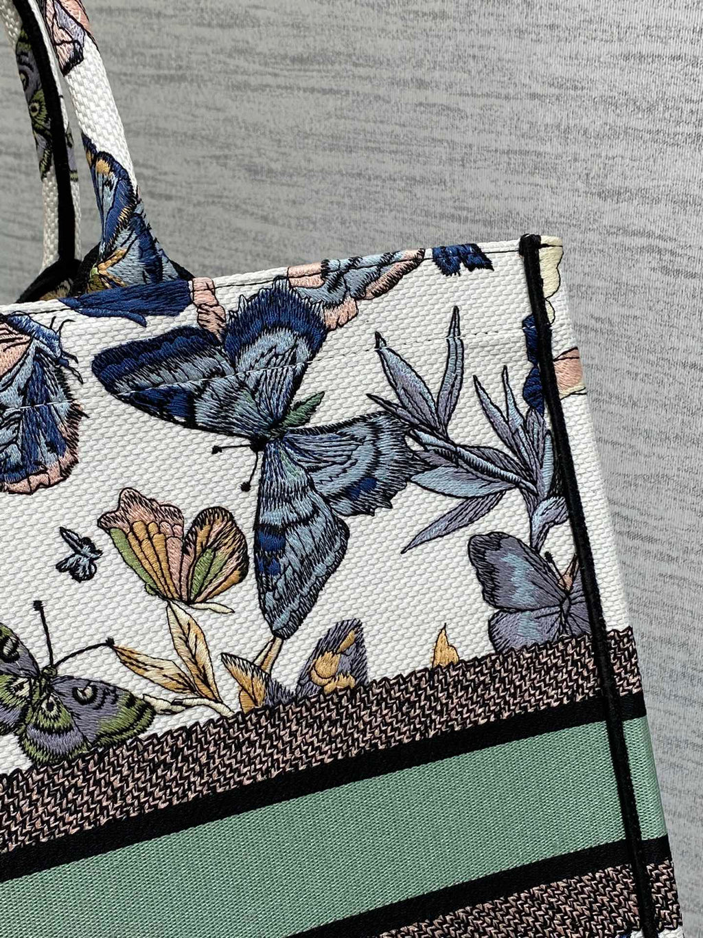 CD LARGE BOOK TOTE 41 IN COLORFUL EMBROIDERY