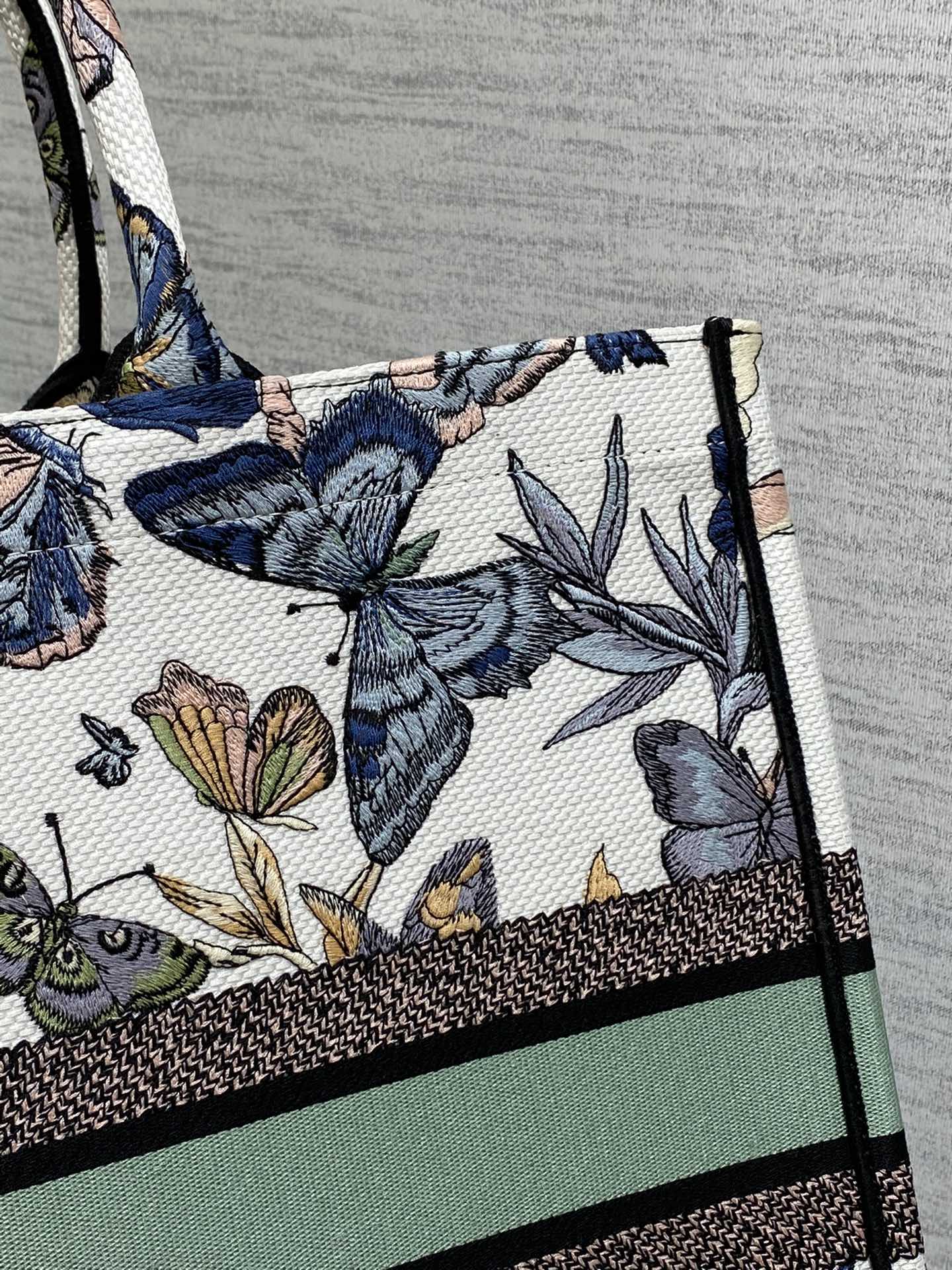 CD LARGE BOOK TOTE 41 IN COLORFUL EMBROIDERY