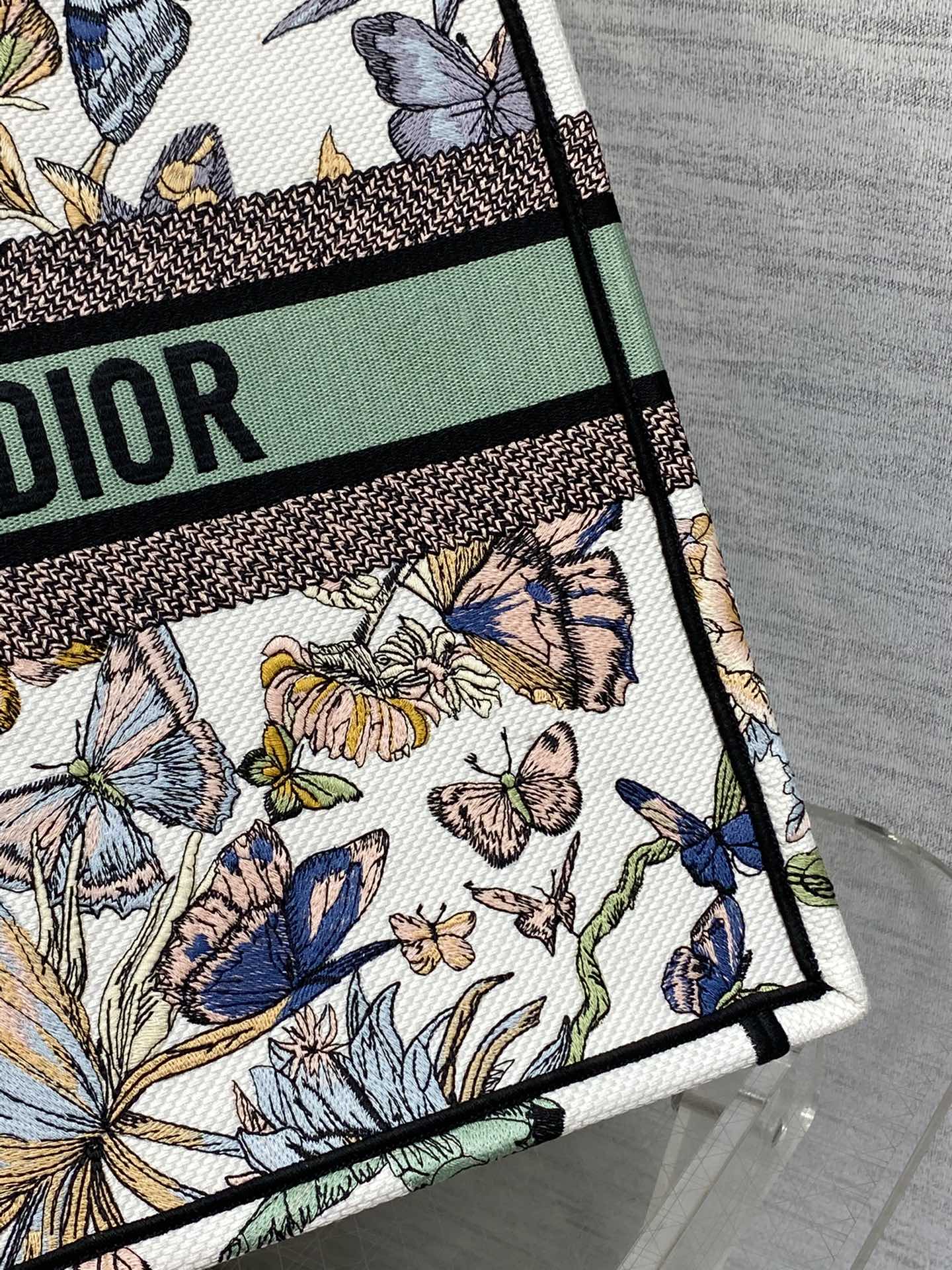 CD LARGE BOOK TOTE 41 IN COLORFUL EMBROIDERY