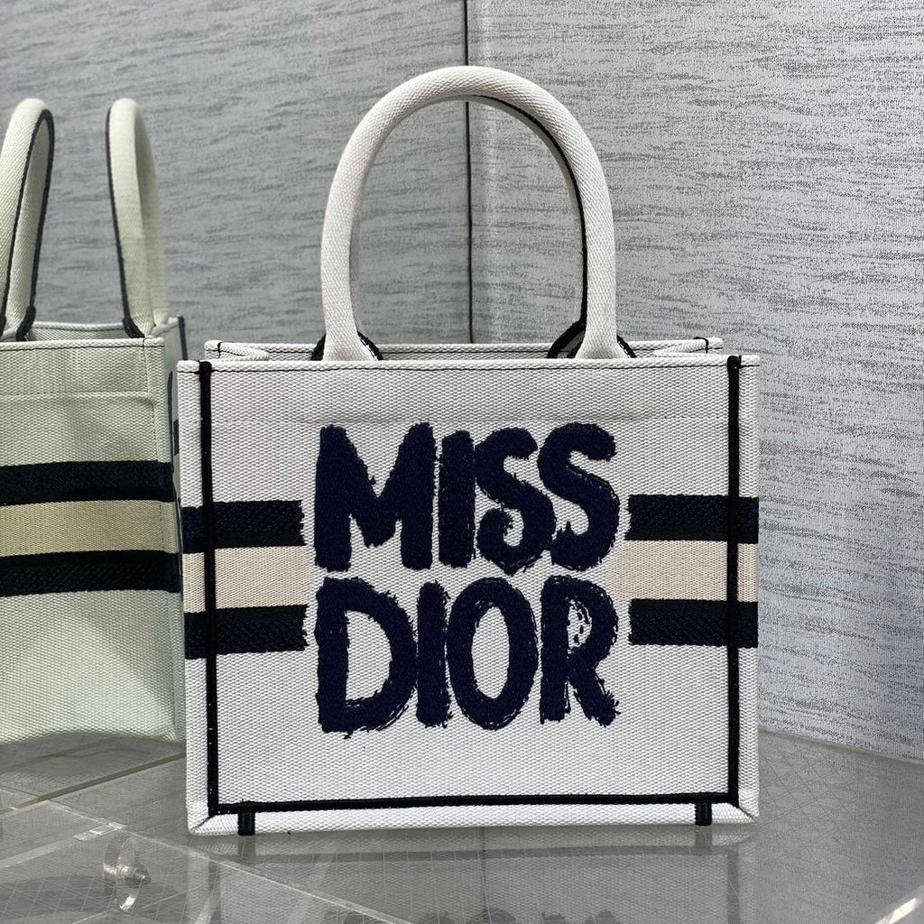 BOOK TOTE 26 IN WHITE MIX BLACK CANVAS 226503