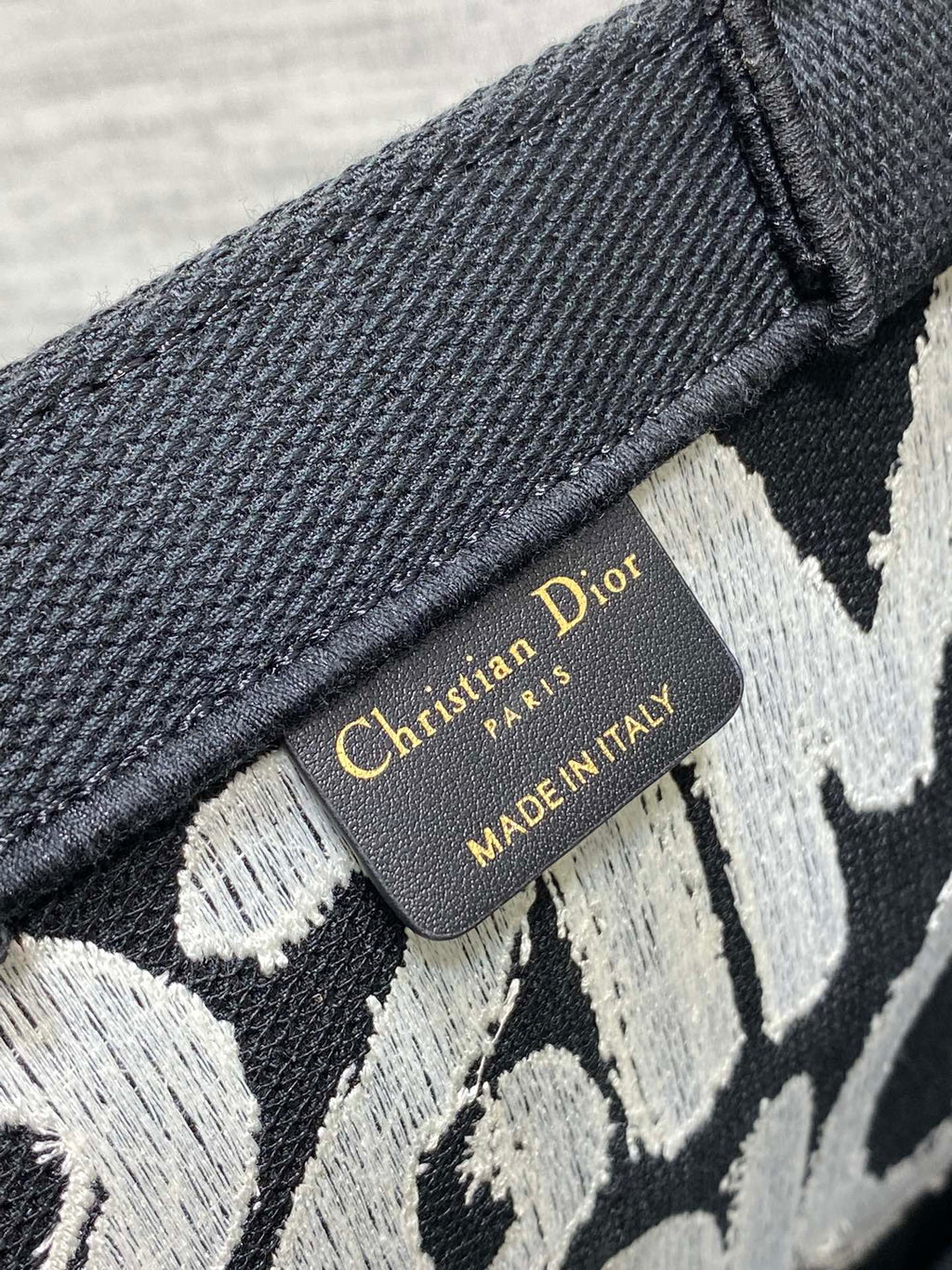 BOOK TOTE 26 IN BLACK MIX WHITE CANVAS 226506