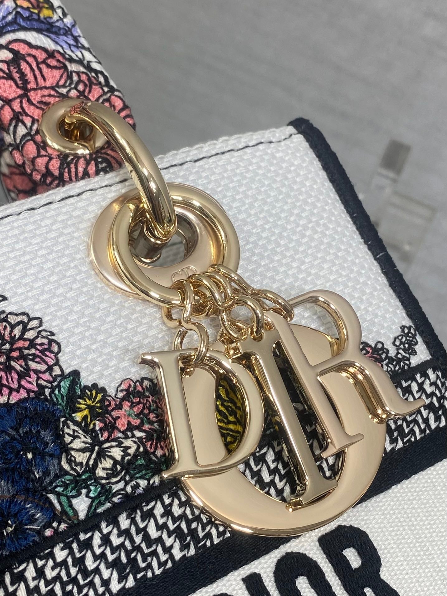 DIOR 25S SMALL LADY D-LITE BAG 24 IN WHITE RED DIOR STAR EMBROIDERY