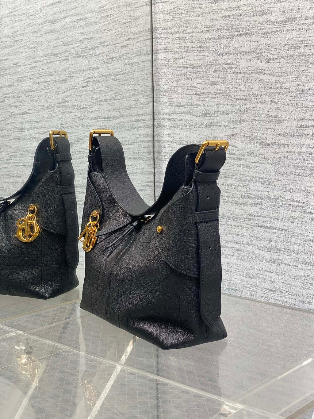 DIOR 25S SMALL VOYAGE BAG 23 IN BLACK FLAT MACROCANNAGE GRAINED CALFSKIN